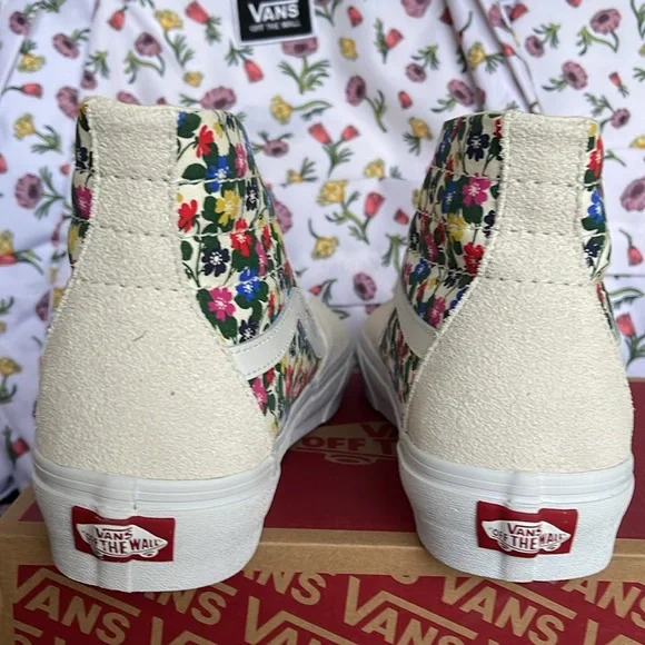 Vans WMNS Sk8-Hi Tapered
Floral White
VN0A5KRUWHT
Sneakers - Picture 14 of 16